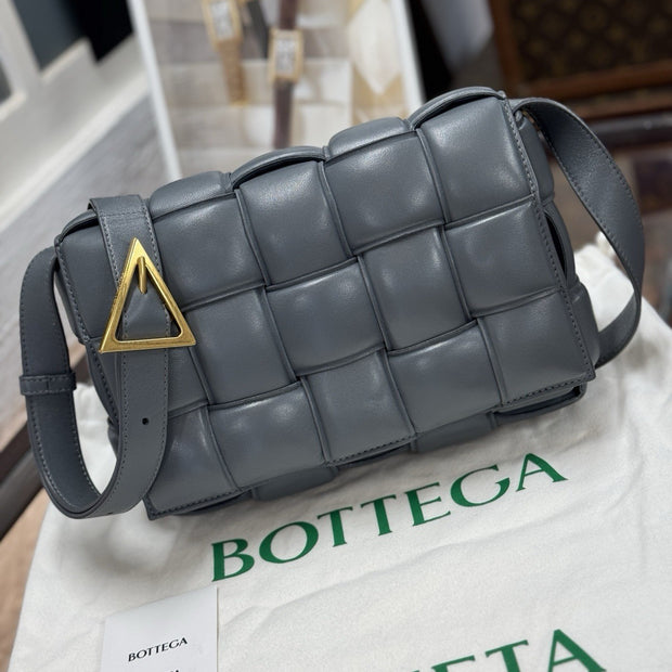 Bottega Veneta Padded Cassette Medium Grau Leder & Gold HW