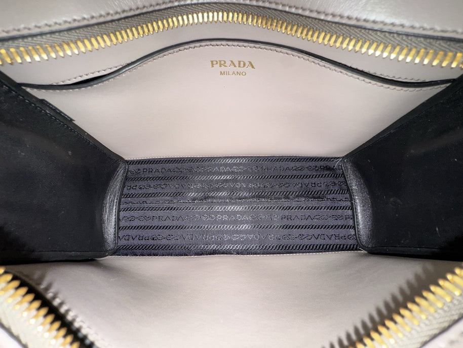 Prada Bandoliera Bag Saffiano Leder Argilla Taupe Grau Umhängetasche 1BH104