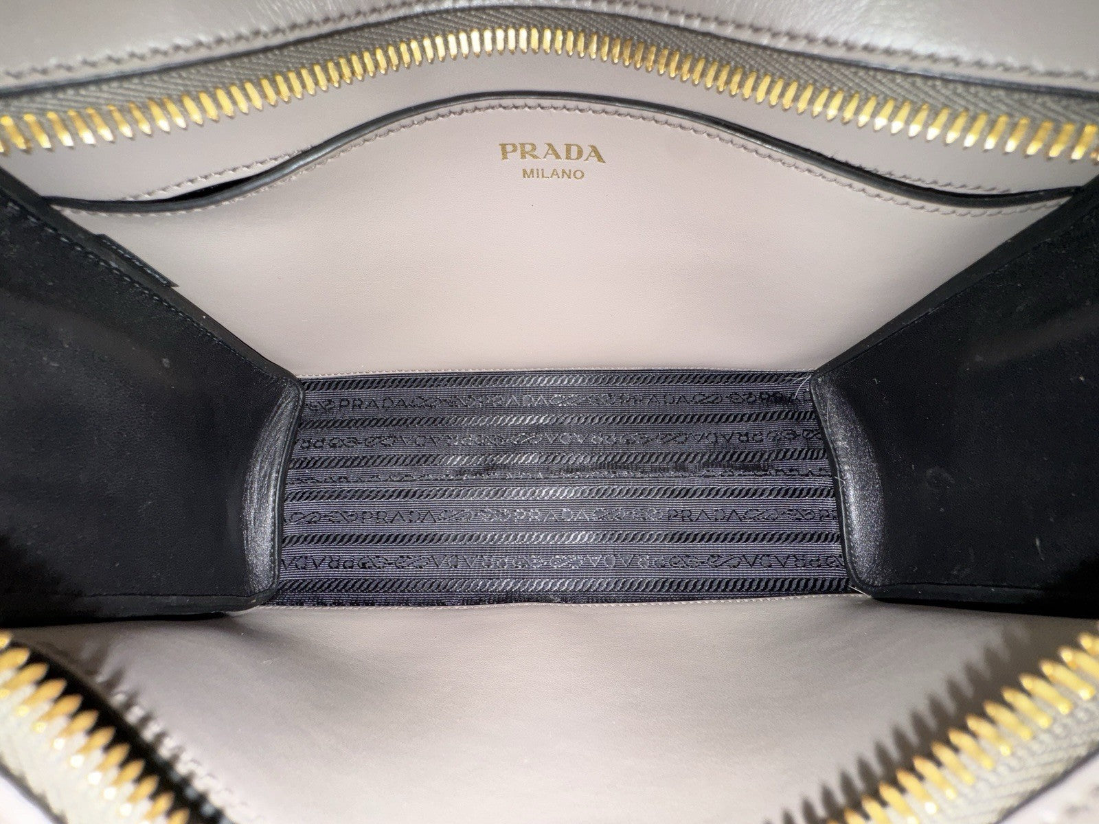 Prada Bandoliera Bag Saffiano Leder Argilla Taupe Grau Umhängetasche 1BH104