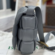 Bottega Veneta Padded Cassette Medium Grau Leder & Gold HW