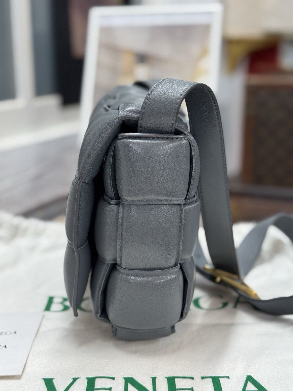 Bottega Veneta Padded Cassette Medium Grau Leder & Gold HW