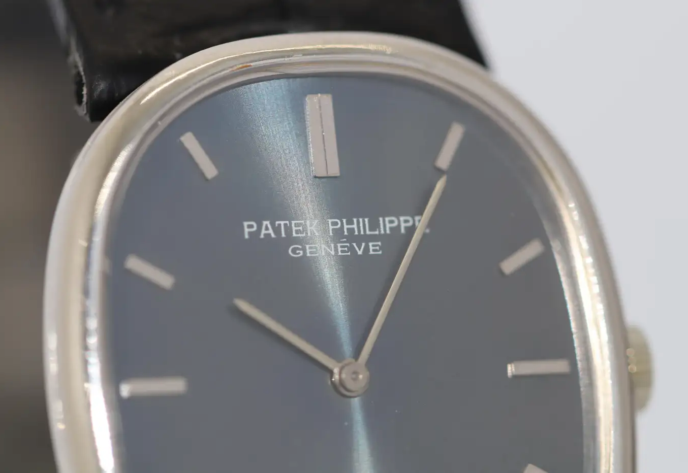 Patek Philippe Golden Ellipse d’Or Ref. 3848 Weißgold Blaues Zifferblatt 1970er