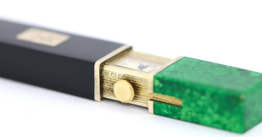 Van Cleef & Arpels Lippenstiftetui mit integrierter Damenuhr aus Malachit & Onyx