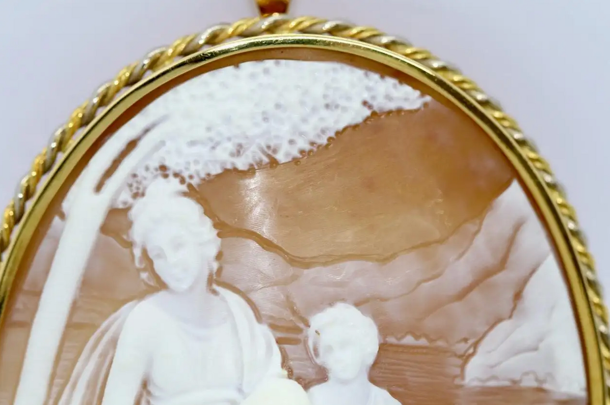Große antike Kamee-Brosche, Gemme mit Anhängerfassung aus 18K Gelbgold