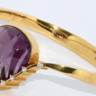 Cadeaux Armreif aus 18K Gelbgold mit Amethyst als Muschel & Diamanten