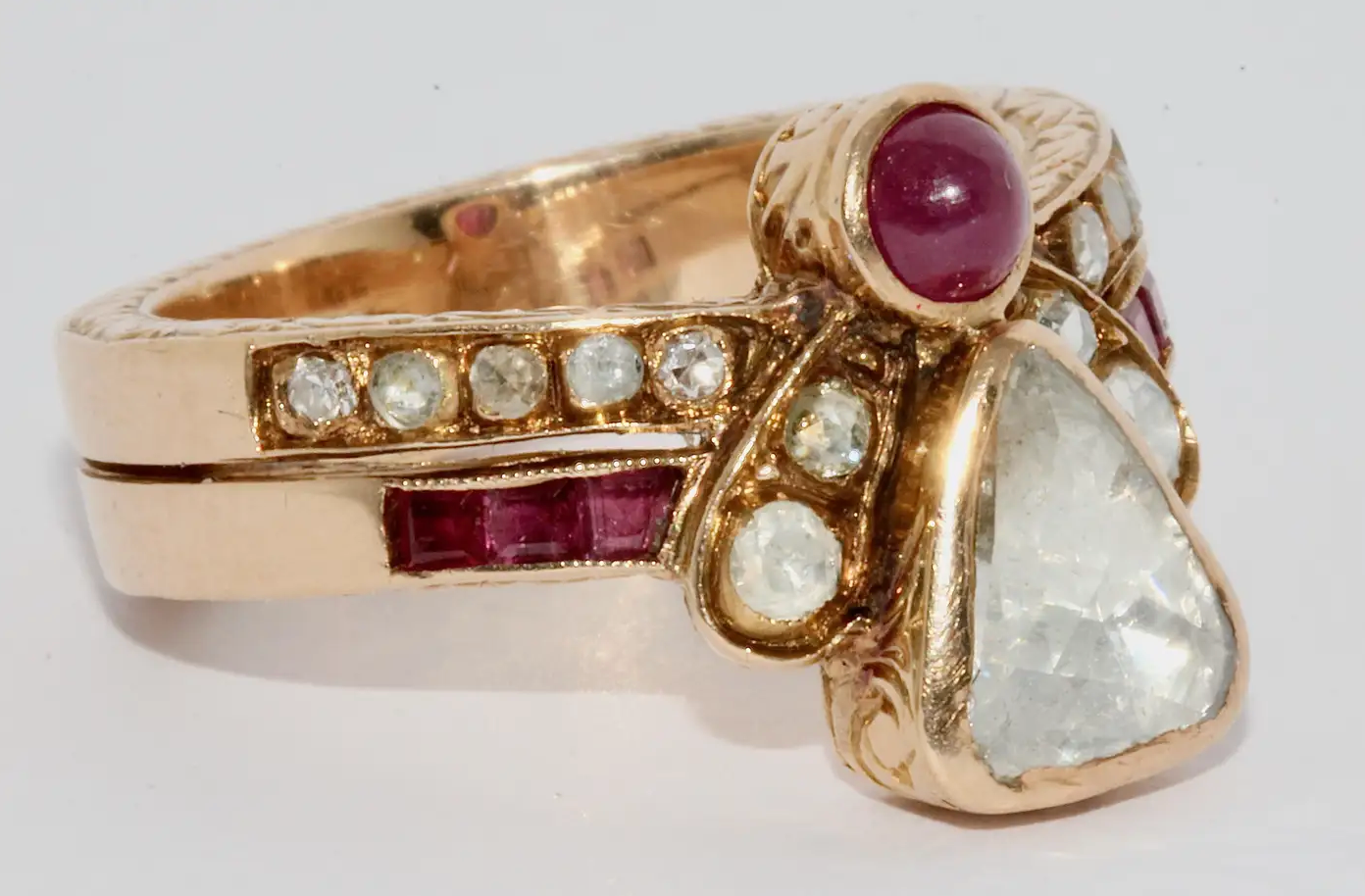Antiker Goldring mit Rosenschliff-Diamant & Rubinen – Viktorianisch, 19. Jh.