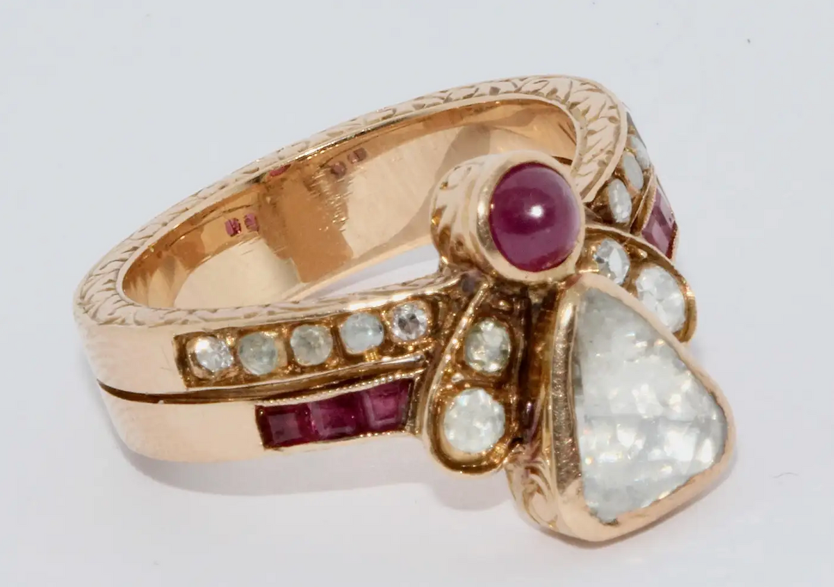 Antiker Goldring mit Rosenschliff-Diamant & Rubinen – Viktorianisch, 19. Jh.