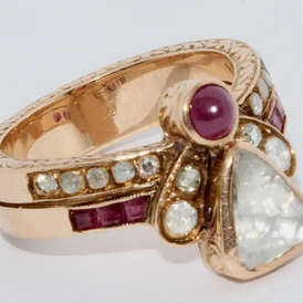 Antiker Goldring mit Rosenschliff-Diamant & Rubinen – Viktorianisch, 19. Jh.