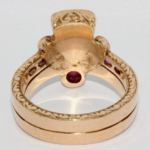 Antiker Goldring mit Rosenschliff-Diamant & Rubinen – Viktorianisch, 19. Jh.