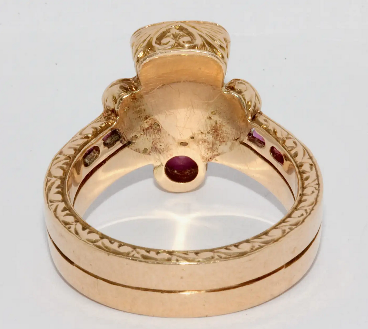 Antiker Goldring mit Rosenschliff-Diamant & Rubinen – Viktorianisch, 19. Jh.