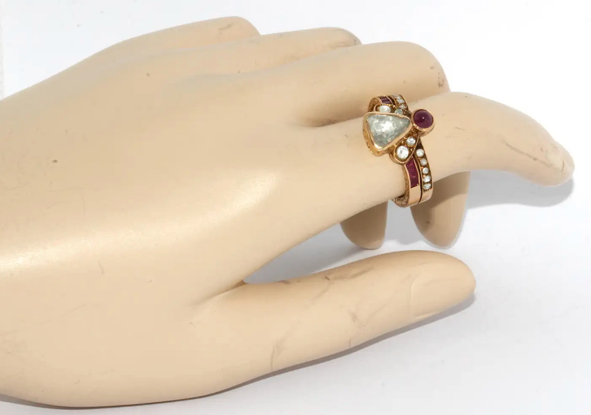 Antiker Goldring mit Rosenschliff-Diamant & Rubinen – Viktorianisch, 19. Jh.