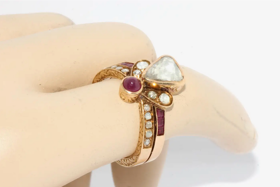 Antiker Goldring mit Rosenschliff-Diamant & Rubinen – Viktorianisch, 19. Jh.