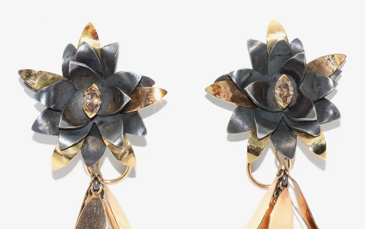 Große Designer-Ohrringe mit Diamanten aus 18 Karat Bicolor-Gold und Feinsilber