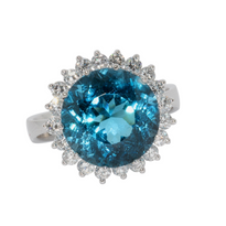 Moderner Weißgold-Ring mit großem Swiss Blue Topas und Diamanten