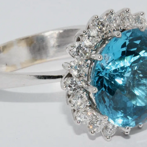 Moderner Weißgold-Ring mit großem Swiss Blue Topas und Diamanten