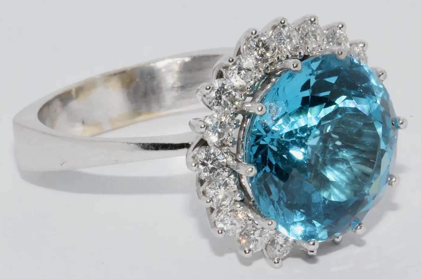 Moderner Weißgold-Ring mit großem Swiss Blue Topas und Diamanten