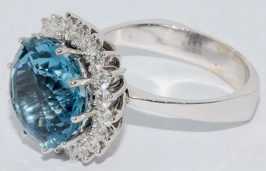 Moderner Weißgold-Ring mit großem Swiss Blue Topas und Diamanten
