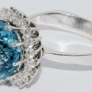 Moderner Weißgold-Ring mit großem Swiss Blue Topas und Diamanten