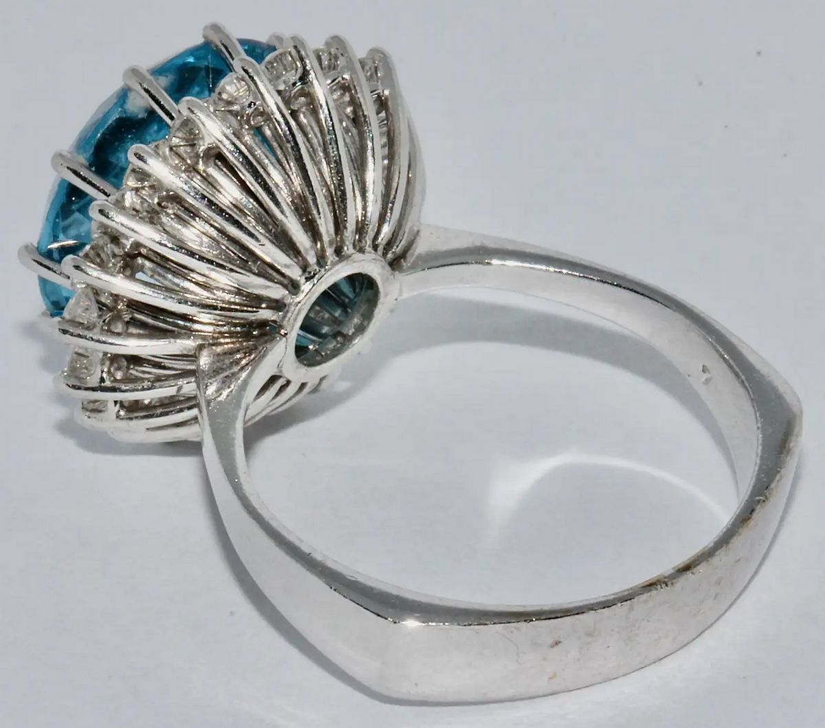 Moderner Weißgold-Ring mit großem Swiss Blue Topas und Diamanten