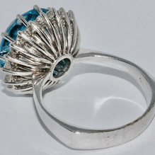 Moderner Weißgold-Ring mit großem Swiss Blue Topas und Diamanten