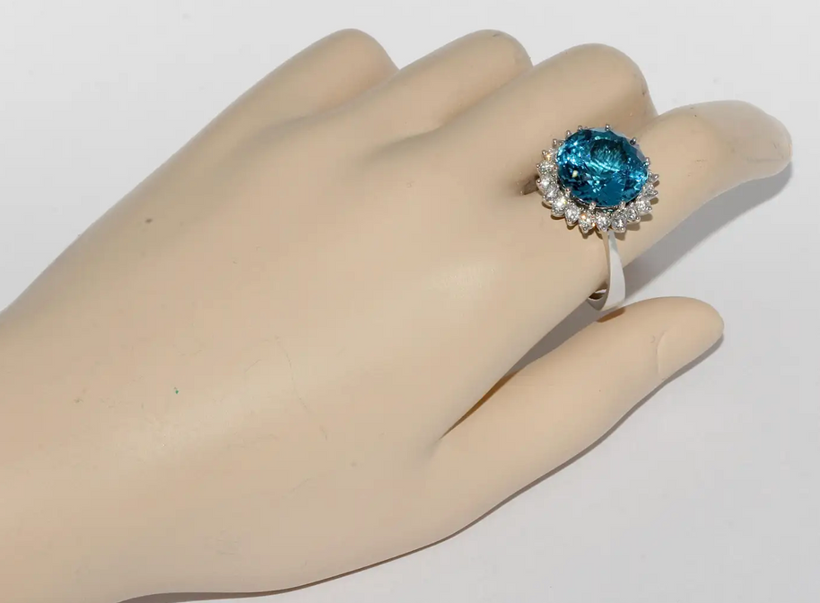 Moderner Weißgold-Ring mit großem Swiss Blue Topas und Diamanten