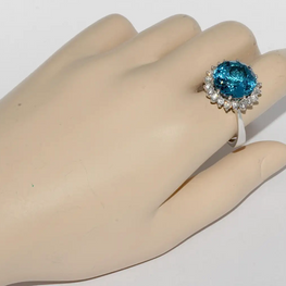 Moderner Weißgold-Ring mit großem Swiss Blue Topas und Diamanten