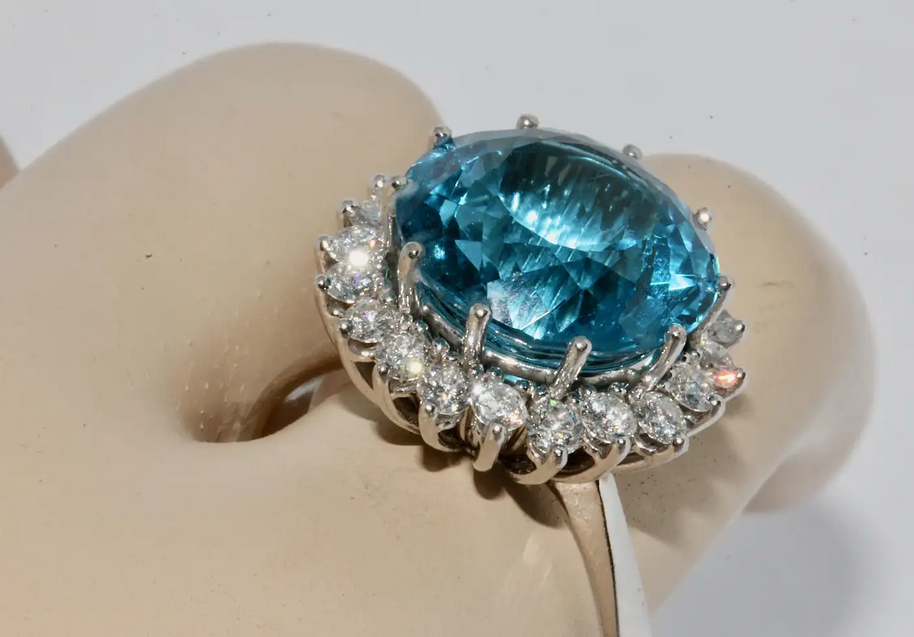 Moderner Weißgold-Ring mit großem Swiss Blue Topas und Diamanten