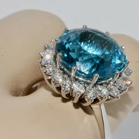 Moderner Weißgold-Ring mit großem Swiss Blue Topas und Diamanten