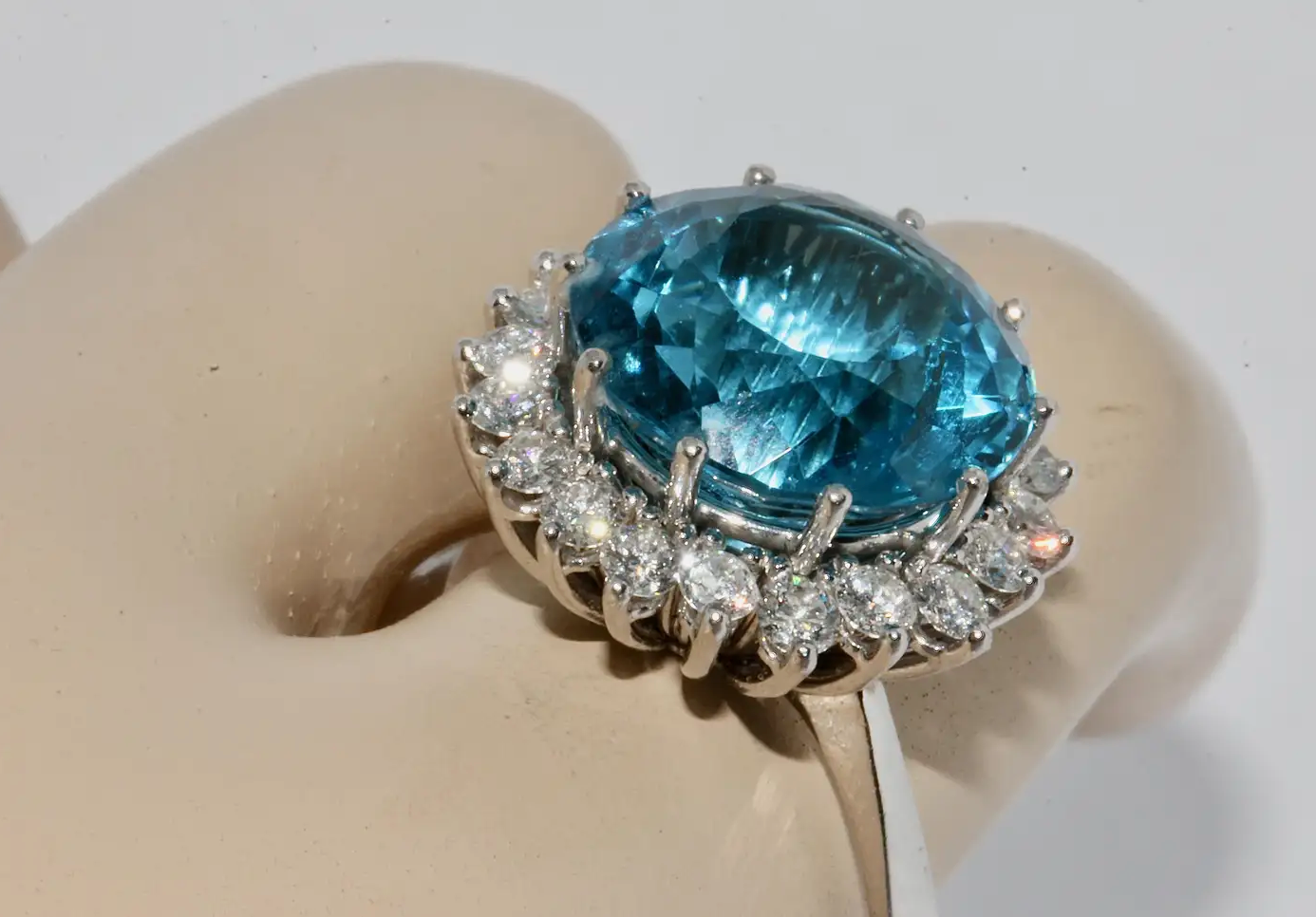 Moderner Weißgold-Ring mit großem Swiss Blue Topas und Diamanten