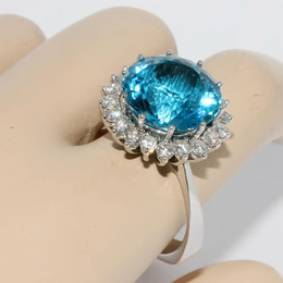 Moderner Weißgold-Ring mit großem Swiss Blue Topas und Diamanten