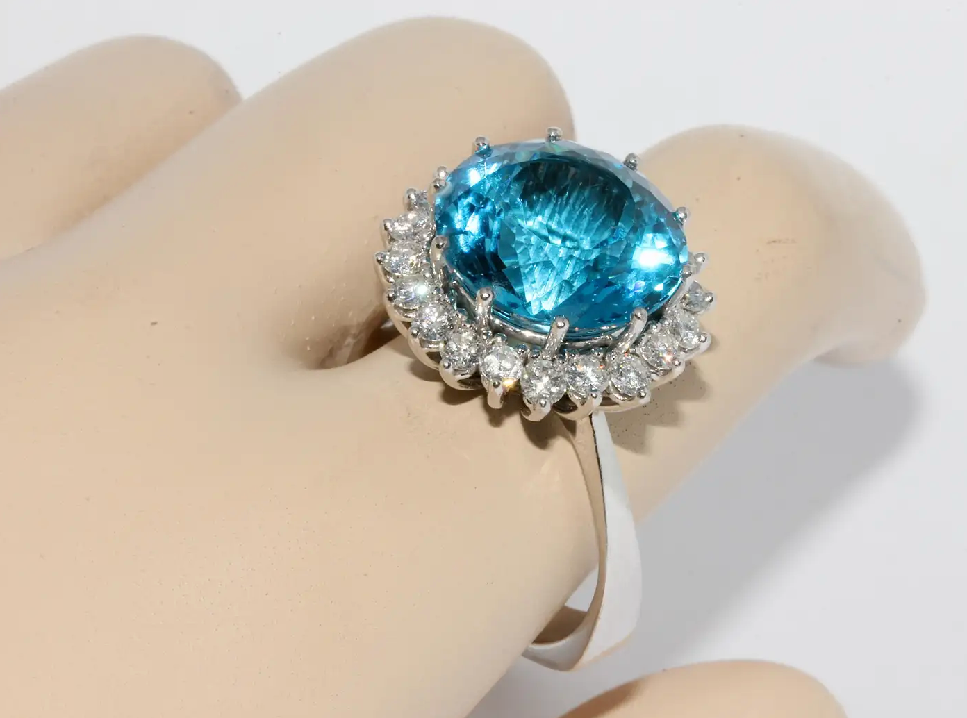 Moderner Weißgold-Ring mit großem Swiss Blue Topas und Diamanten