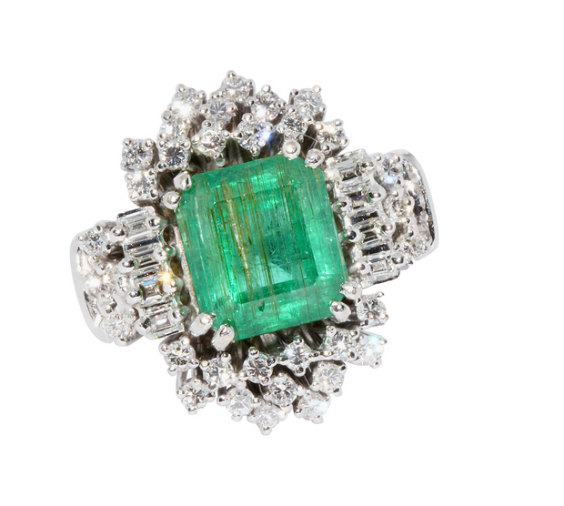 18 Karat Weißgold-Ring mit 4,5 Karat Smaragd und Diamanten