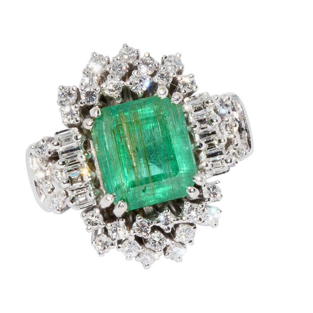 18 Karat Weißgold-Ring mit 4,5 Karat Smaragd und Diamanten