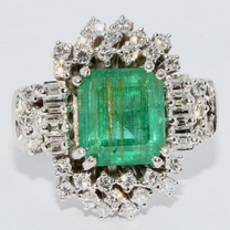 18 Karat Weißgold-Ring mit 4,5 Karat Smaragd und Diamanten