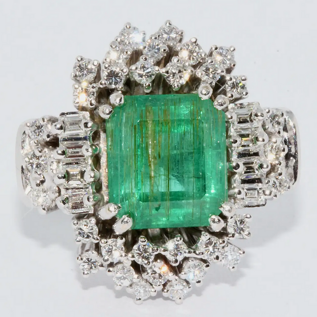 18 Karat Weißgold-Ring mit 4,5 Karat Smaragd und Diamanten