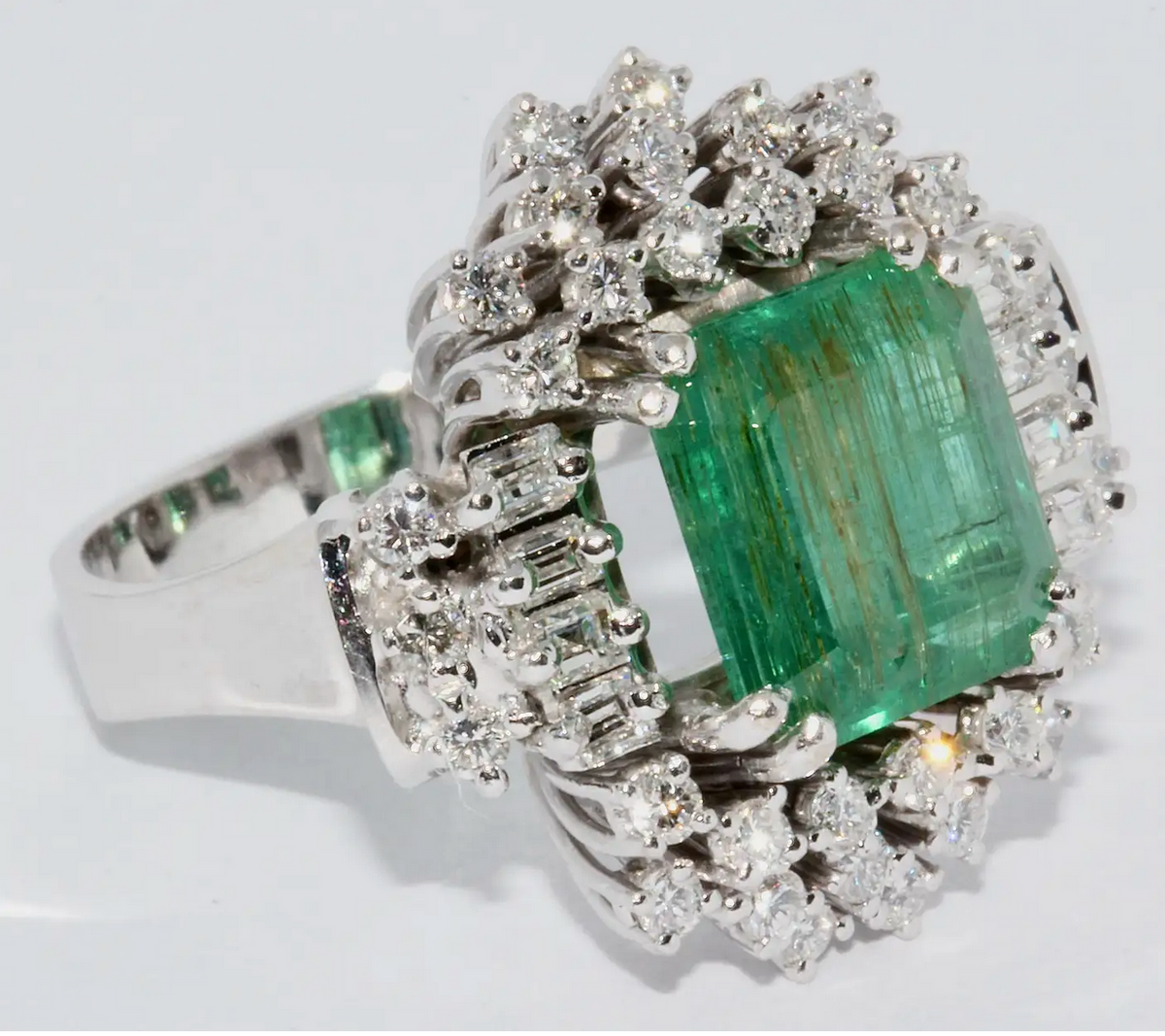 18 Karat Weißgold-Ring mit 4,5 Karat Smaragd und Diamanten