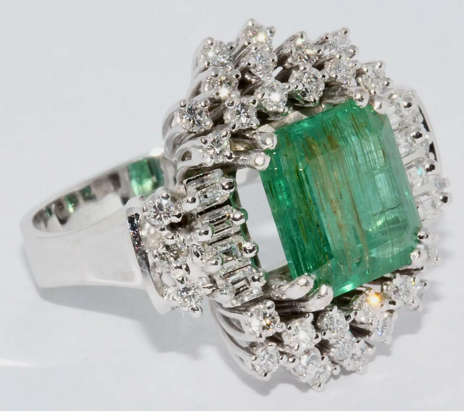 18 Karat Weißgold-Ring mit 4,5 Karat Smaragd und Diamanten