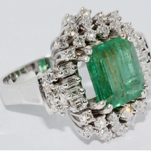 18 Karat Weißgold-Ring mit 4,5 Karat Smaragd und Diamanten