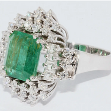 18 Karat Weißgold-Ring mit 4,5 Karat Smaragd und Diamanten