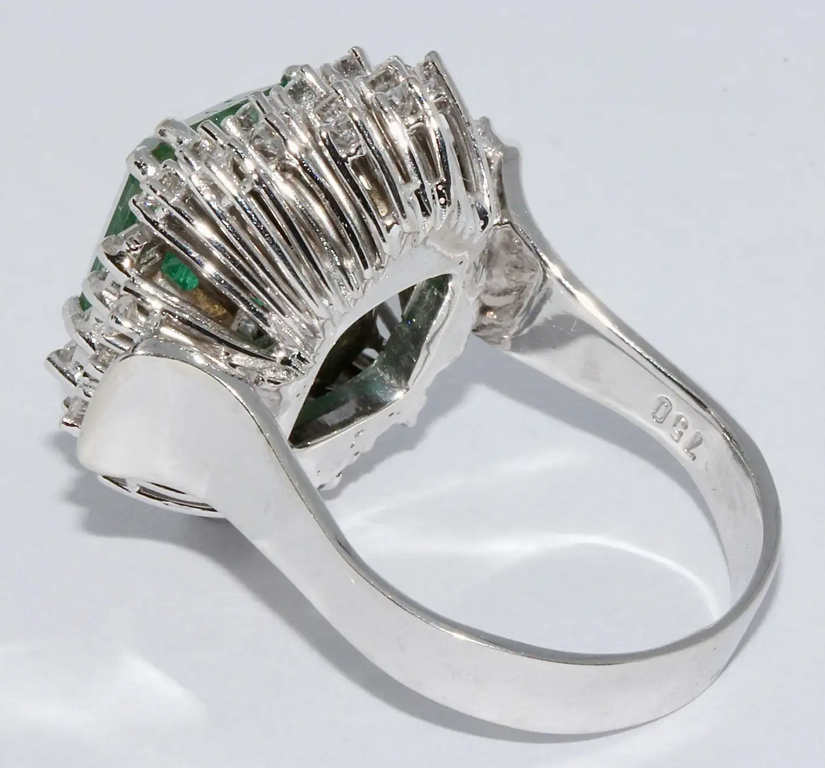 18 Karat Weißgold-Ring mit 4,5 Karat Smaragd und Diamanten