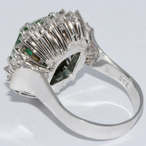 18 Karat Weißgold-Ring mit 4,5 Karat Smaragd und Diamanten