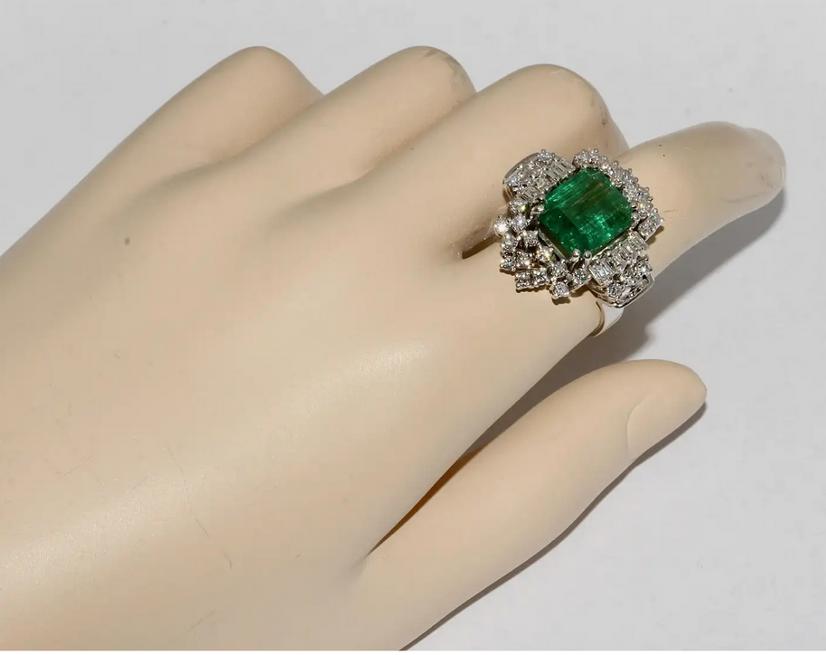 18 Karat Weißgold-Ring mit 4,5 Karat Smaragd und Diamanten