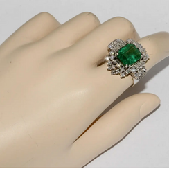 18 Karat Weißgold-Ring mit 4,5 Karat Smaragd und Diamanten