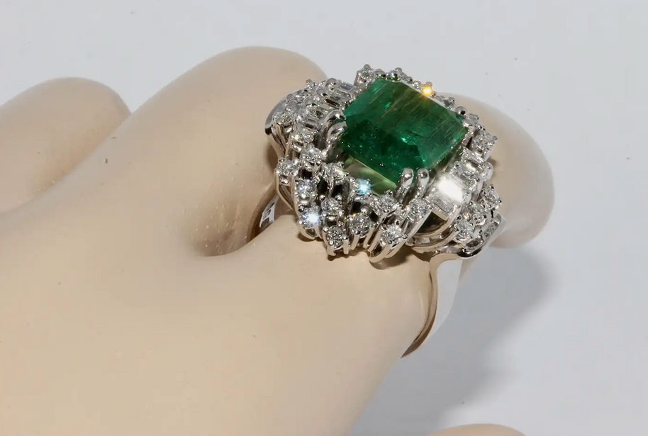 18 Karat Weißgold-Ring mit 4,5 Karat Smaragd und Diamanten