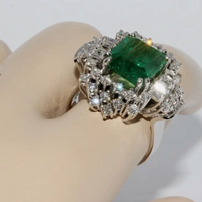18 Karat Weißgold-Ring mit 4,5 Karat Smaragd und Diamanten