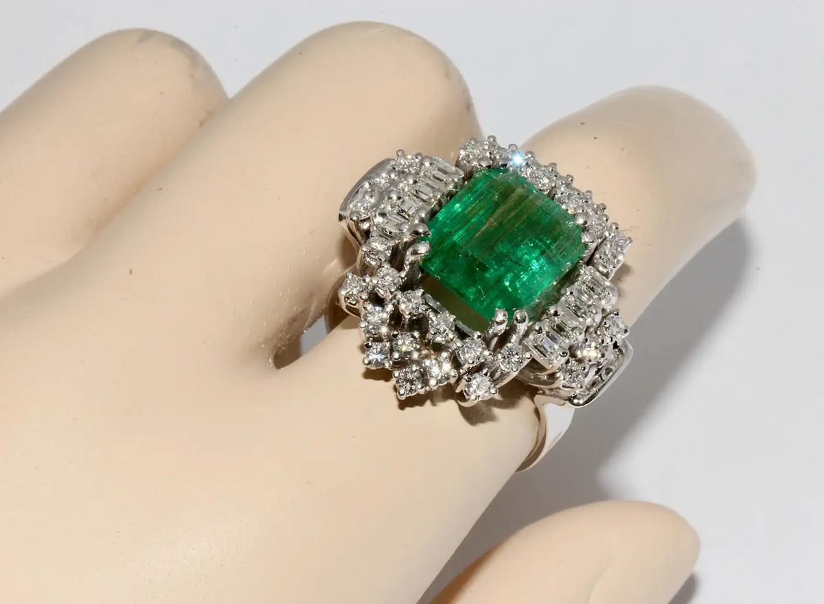 18 Karat Weißgold-Ring mit 4,5 Karat Smaragd und Diamanten