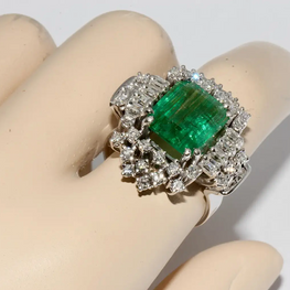 18 Karat Weißgold-Ring mit 4,5 Karat Smaragd und Diamanten