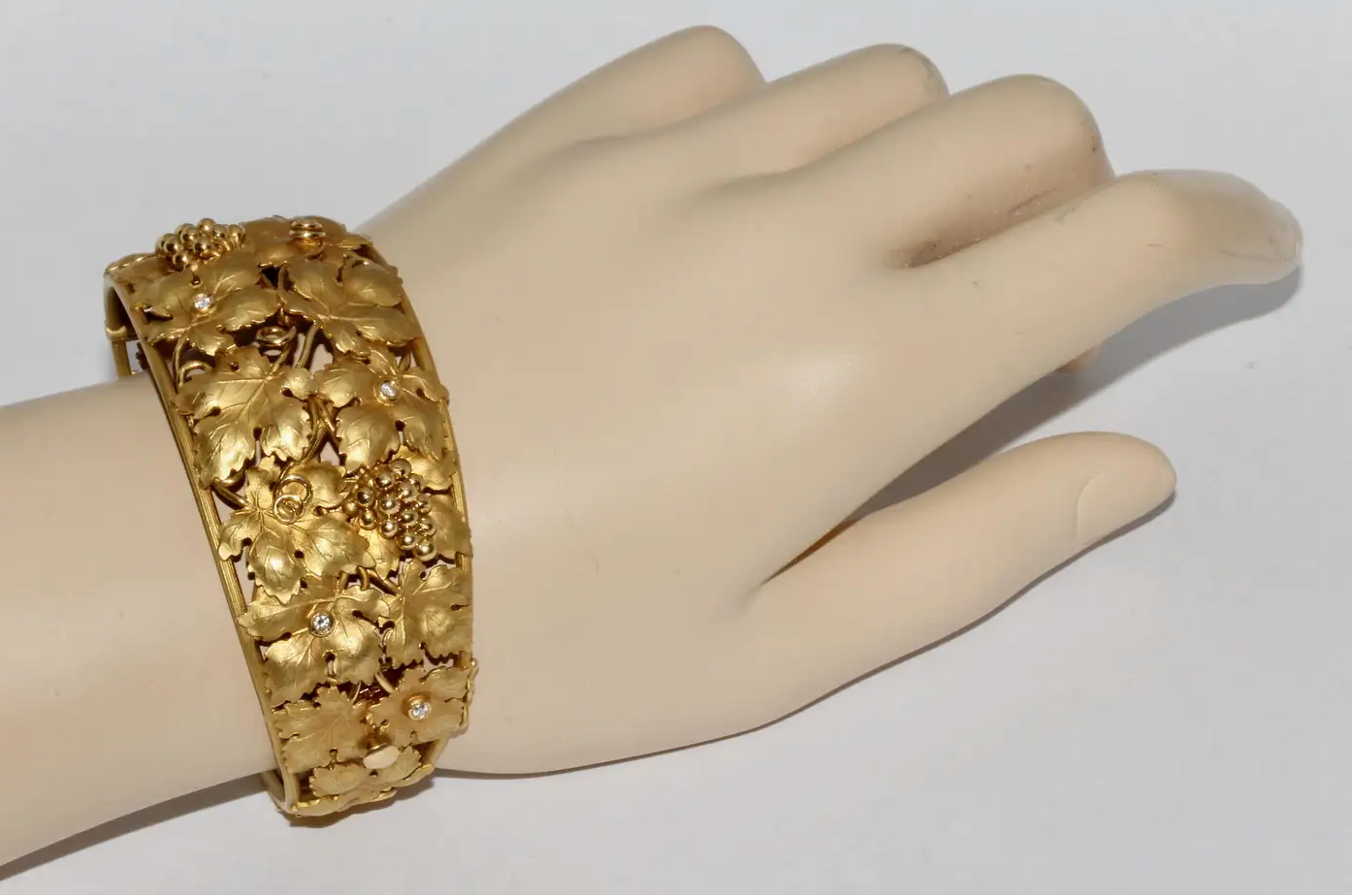 18 Karat Gold Armreif mit Diamanten, Trauben- und Weinlaubmotiv