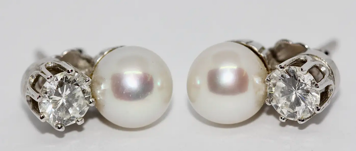 Elegante Damen Ohrstecker aus Weißgold mit Diamanten und Perlen