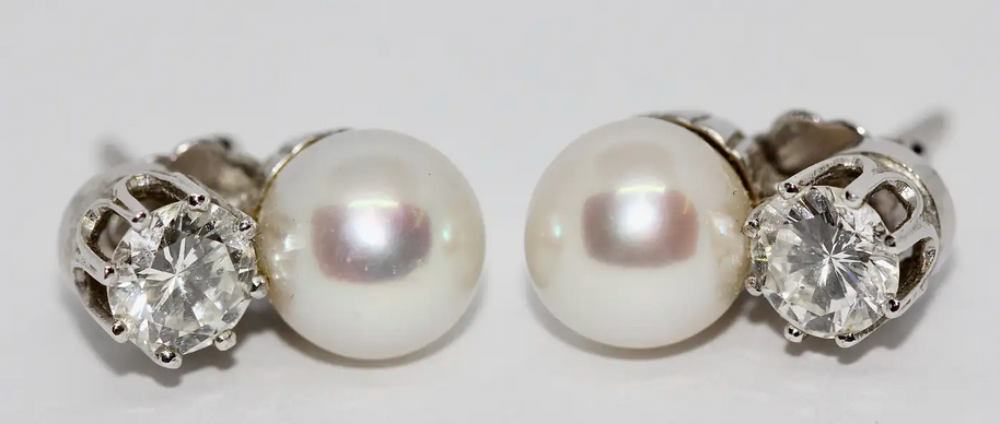 Elegante Damen Ohrstecker aus Weißgold mit Diamanten und Perlen